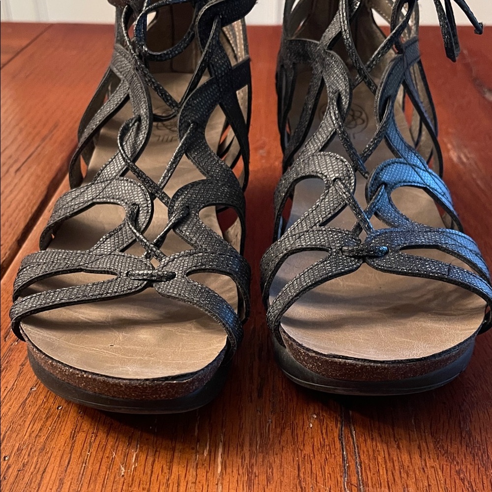 Chic Black Strappy Sandals - Picture 5 of 5